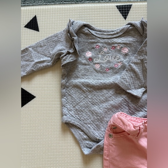 Carters|Baby girl outfit,Gray textured long sleeve w LOVE floral design & jeans• - Picture 2 of 5